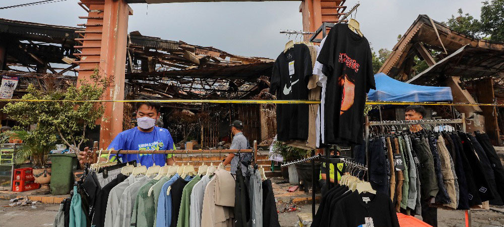 Pedagang Taman Puring Tetap Berjualan Pasca Kebakaran