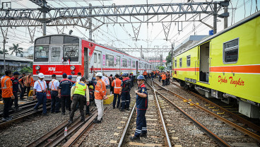 Evakuasi KRL Anjlok di Emplasemen Stasiun Jakarta Kota