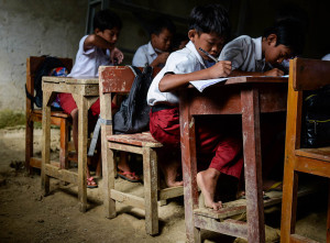 Sekolah Beralas Tanah di Pelosok Pandeglang