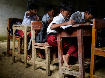 Sekolah Beralas Tanah di Pelosok Pandeglang