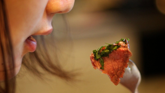 Berapa Kali Idealnya Makanan Harus Dikunyah Sebelum Ditelan?