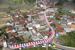 Pemasangan Kain Merah Putih Sepanjang 250 Meter di Tasikmalaya
