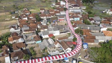 Pemasangan Kain Merah Putih Sepanjang 250 Meter di Tasikmalaya