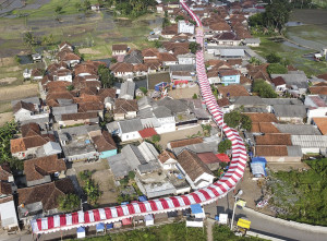 Pemasangan Kain Merah Putih Sepanjang 250 Meter di Tasikmalaya