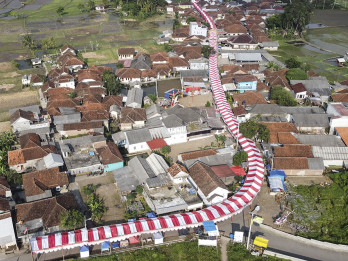 Pemasangan Kain Merah Putih Sepanjang 250 Meter di Tasikmalaya