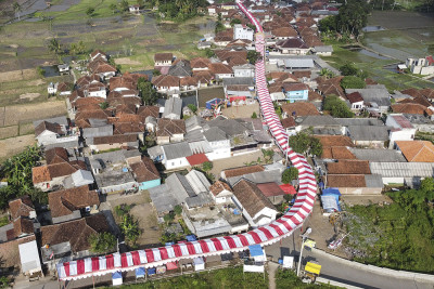 Pemasangan Kain Merah Putih Sepanjang 250 Meter di Tasikmalaya
