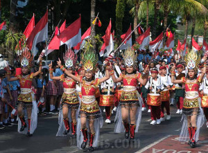 Pawai Kemerdekaan Tampilkan Parade Kreasi Busana Unik