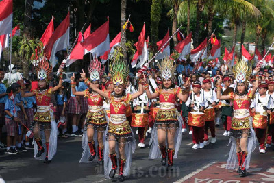 Pawai Kemerdekaan Tampilkan Parade Kreasi Busana Unik