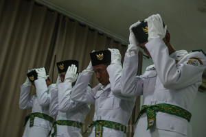 Anggota Paskibraka Mencoba Pakaian Dinas Upacara
