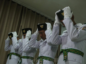 Anggota Paskibraka Mencoba Pakaian Dinas Upacara