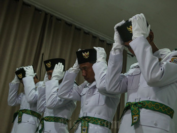 Anggota Paskibraka Mencoba Pakaian Dinas Upacara