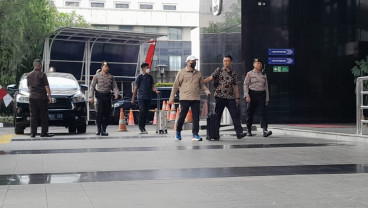 Tiba di Gedung KPK, Bupati Kolaka Timur Abdul Azis Bantah Terjaring OTT