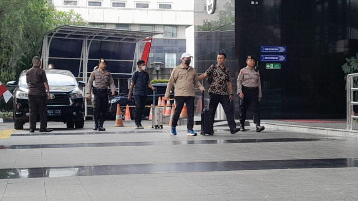 Tiba di Gedung KPK, Bupati Kolaka Timur Abdul Azis Bantah Terjaring OTT