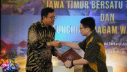 Perkuat Hubungan, Dirjen Pajak Serahkan Piagam kepada 20 WP di Jatim