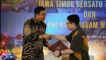Perkuat Hubungan, Dirjen Pajak Serahkan Piagam kepada 20 WP di Jatim