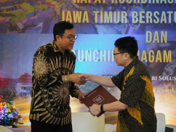 Perkuat Hubungan, Dirjen Pajak Serahkan Piagam kepada 20 WP di Jatim