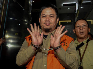KPK Tahan Bupati Kolaka Timur