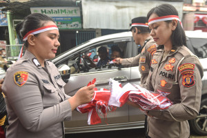 Polisi Bagikan Bendera Merah Putih