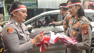 Polisi Bagikan Bendera Merah Putih