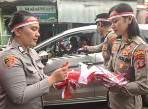 Polisi Bagikan Bendera Merah Putih