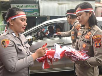 Polisi Bagikan Bendera Merah Putih