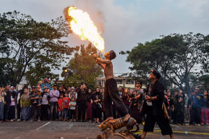 Seniman di Tasikmalaya Penstaskan Aksi Debus Saat Acara Napak Jagat Pasundan