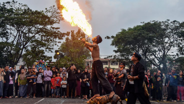 Seniman di Tasikmalaya Penstaskan Aksi Debus Saat Acara Napak Jagat Pasundan