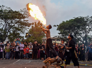 Seniman di Tasikmalaya Penstaskan Aksi Debus Saat Acara Napak Jagat Pasundan