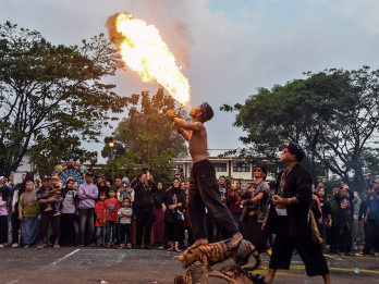 Seniman di Tasikmalaya Penstaskan Aksi Debus Saat Acara Napak Jagat Pasundan