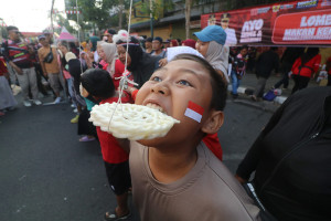 Keseruan Lomba Makan Kerupuk Saat CFD di Kediri