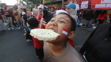 Keseruan Lomba Makan Kerupuk Saat CFD di Kediri
