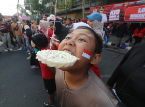 Keseruan Lomba Makan Kerupuk Saat CFD di Kediri