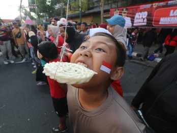 Keseruan Lomba Makan Kerupuk Saat CFD di Kediri