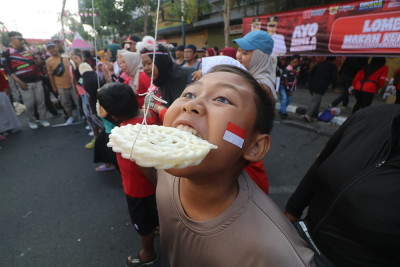 Keseruan Lomba Makan Kerupuk Saat CFD di Kediri