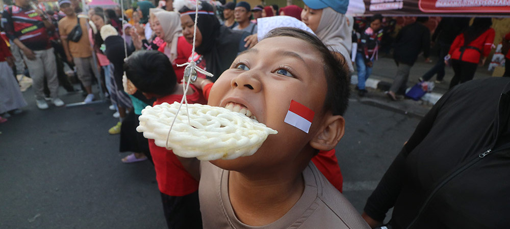 Keseruan Lomba Makan Kerupuk Saat CFD di Kediri