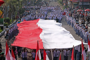 Semarakan HUT ke-80 RI, Siswa SMK di Temanggung Lakukan Kirab Bendera Merah Putih Raksasa
