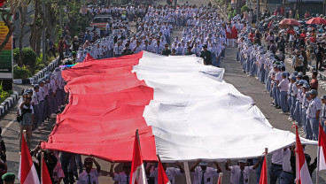 Semarakan HUT ke-80 RI, Siswa SMK di Temanggung Lakukan Kirab Bendera Merah Putih Raksasa