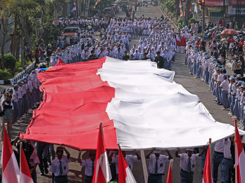 Semarakan HUT ke-80 RI, Siswa SMK di Temanggung Lakukan Kirab Bendera Merah Putih Raksasa