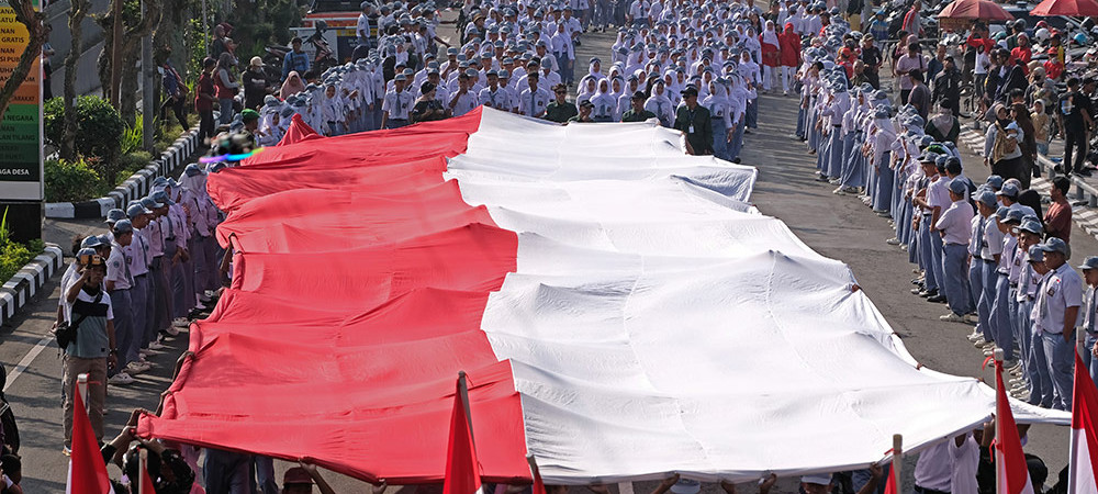 Semarakan HUT ke-80 RI, Siswa SMK di Temanggung Lakukan Kirab Bendera Merah Putih Raksasa