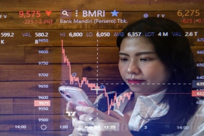 IDX Composite Gains Steam While Blue-Chip Stocks Slump