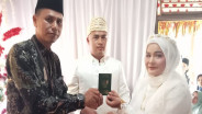 Seorang Penghulu Rela Berenang Sebrangi Sungai di Pelosok Desa di Pasaman Sumbar, Demi Amanah