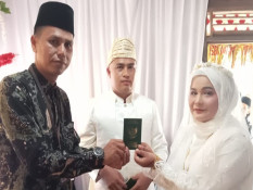 Seorang Penghulu Rela Berenang Sebrangi Sungai di Pelosok Desa di Pasaman Sumbar, Demi Amanah