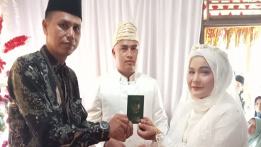 Seorang Penghulu Rela Berenang Sebrangi Sungai di Pelosok Desa di Pasaman Sumbar, Demi Amanah