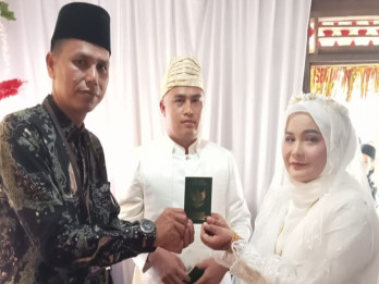 Seorang Penghulu Rela Berenang Sebrangi Sungai di Pelosok Desa di Pasaman Sumbar, Demi Amanah