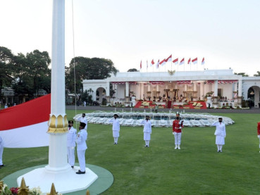 Busana Tamu Undangan HUT ke-80 RI Pakaian Adat, Masyarakat Nuansa Merah Putih
