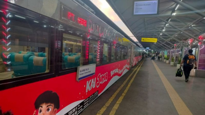Intip Livery Tematik HUT ke-80 RI di Gerbong Kereta KAI