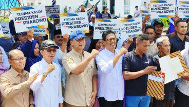 Mentrans Kembali Serahkan SHM kepada 94 Warga Rempang di Tanjung Banon
