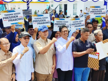 Mentrans Kembali Serahkan SHM kepada 94 Warga Rempang di Tanjung Banon