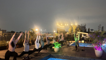 Grand Edge Semarang Gelar Sunset Yoga di Atas Kota
