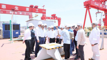 Bahlil Cek Proyek LNG Terapung Raksasa RI ke China, Beroperasi 2027